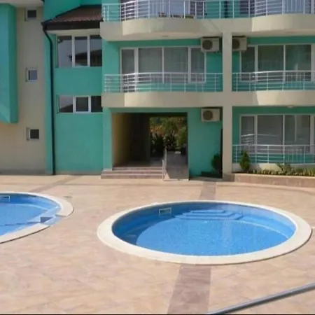 Private Studio 306 Complex Nev, Sarafovo, Beach & Airport ,With Swimming Pool, Free Parking 布尔加斯